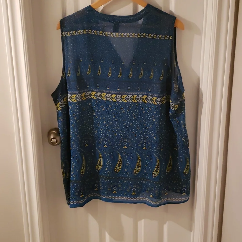 Old Navy flowy mesh-like tank blouse - Picture 2 of 5
